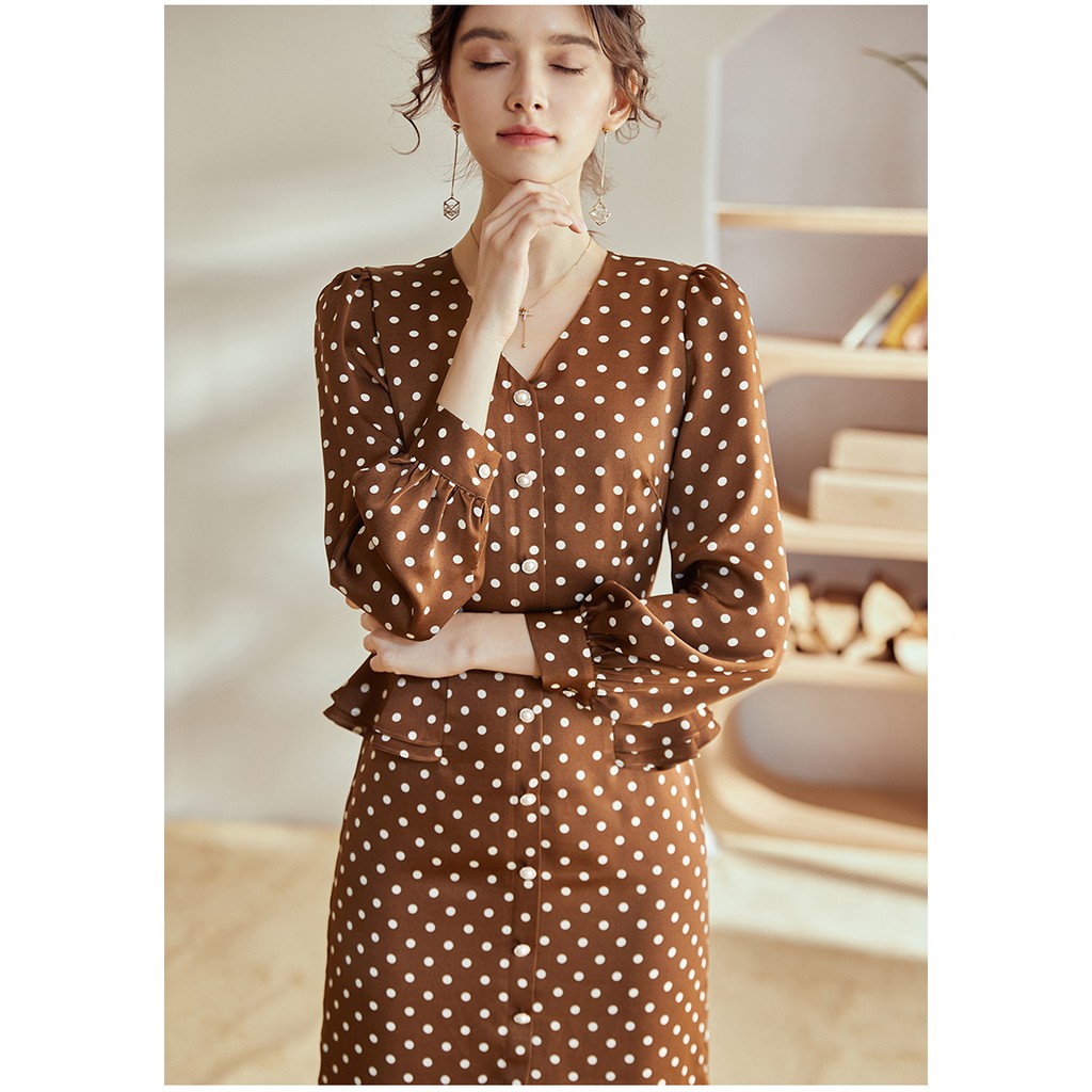 Đầm chấm bi nâu cổ tim phi lụa tay sơ mi dài