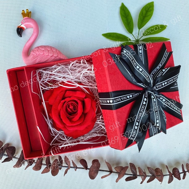 Hộp quà hoa sáp buộc nơ xinh 20/10