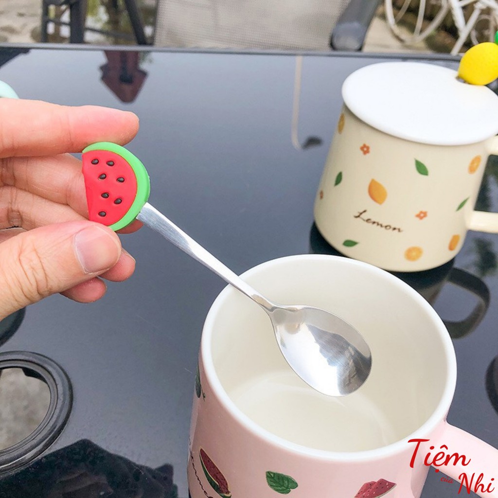 Ly sứ có nắp cao cấp in hình quả dứa, dâu, bơ, dưa hấu mùa hè kèm muỗng cà phê 430ml Tiệm Của Nhi LSCN001