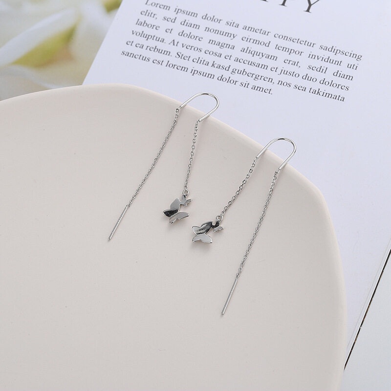 1 Đôi Bông Tai Dáng Dài Mặt Hình Bướm Phối Tua Rua Màu Bạc Phong Cách Vintage Cho Nữ