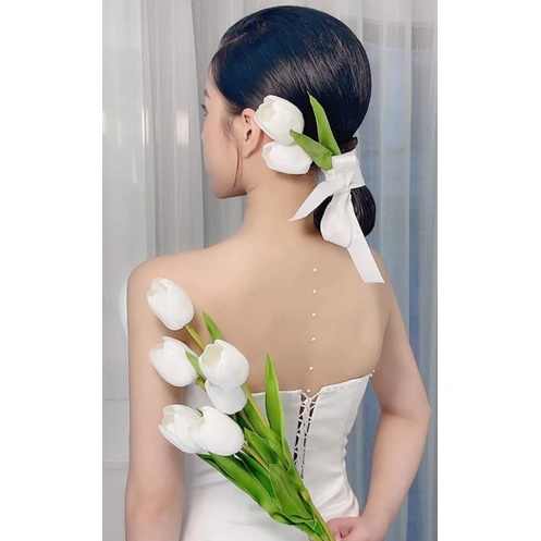 hoa cầm tay cô dâu tuylip trắng 16 bông