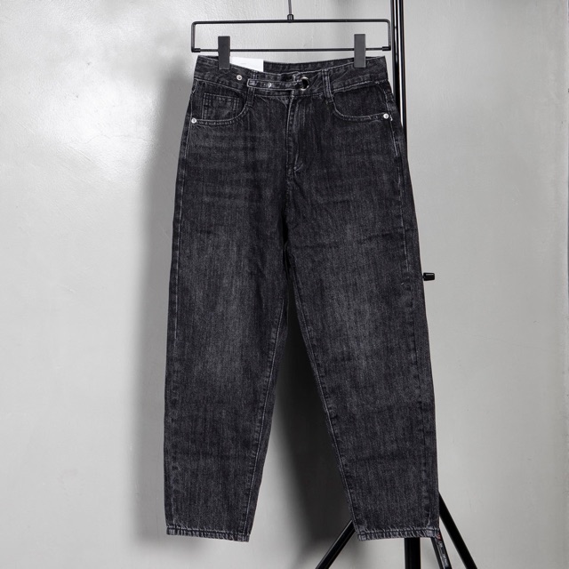 Quần jeans xám thụng