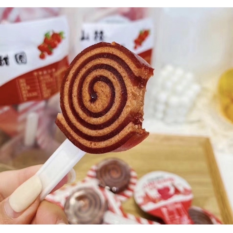 1 chiếc Kẹo ô mai sơn trà  dạng que chua ngọt