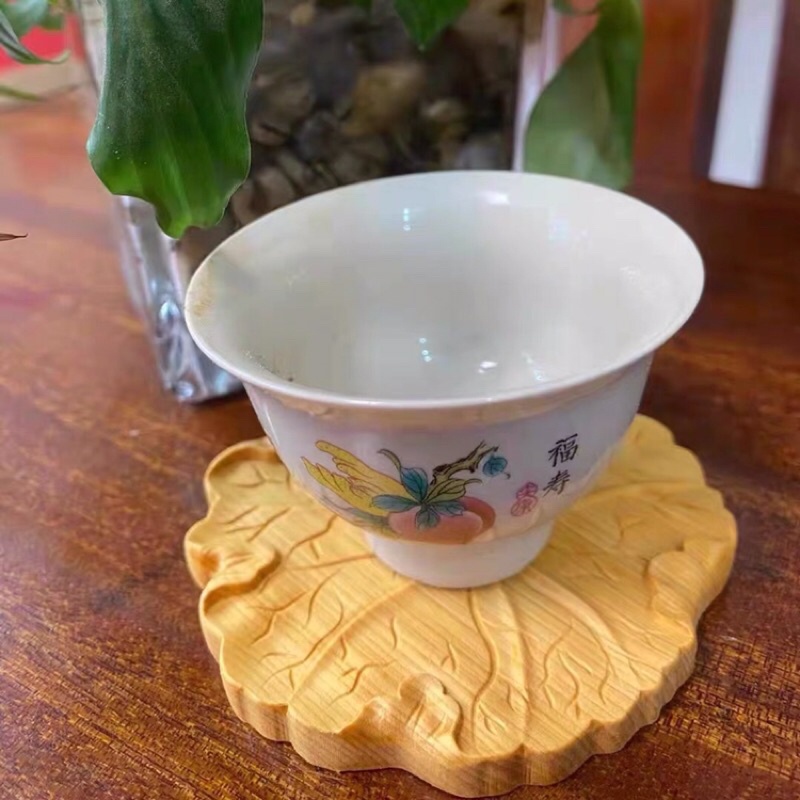 Lót chén trà Lá Sen-Chất liệu: Gỗ Bách Nhai thơm.