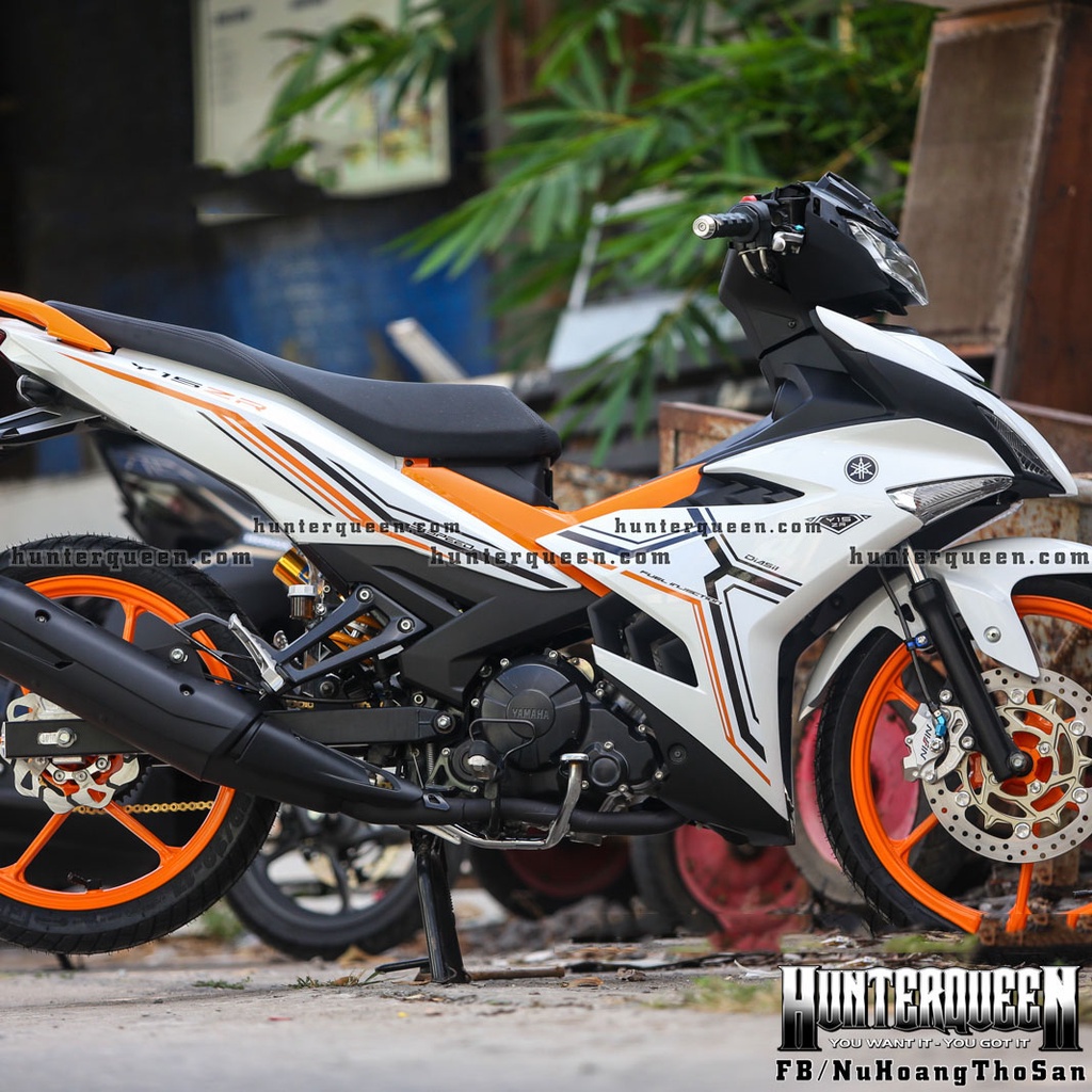 Tem ghép 5 lớp Y15ZR in UV, tách nền hoàn toàn, dán được trên mọi màu nền xe Exciter 150. Kích thước chuẩn