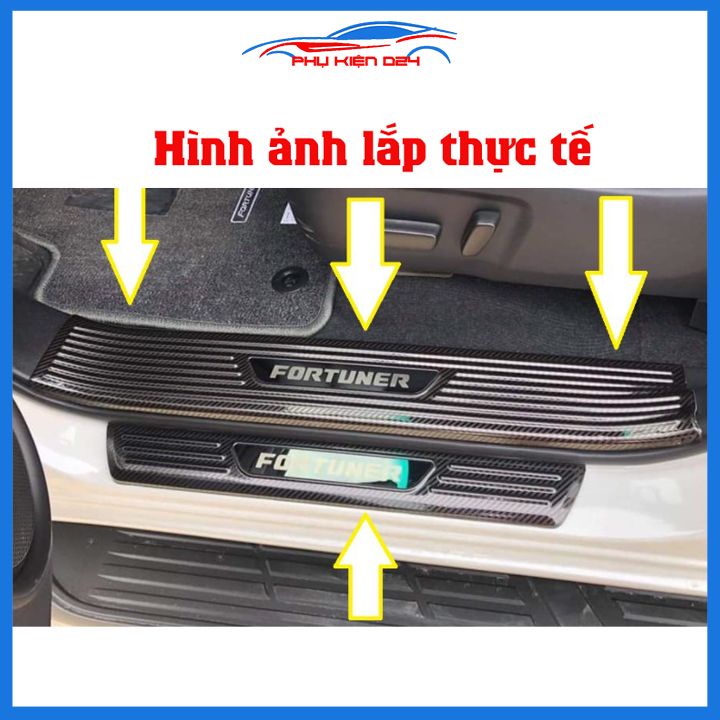 Bộ nẹp bước chân trong ngoài vân Cacbon xe Fortuner 2017-2018-2019-2020-2021-2022-2023 chống trầy làm đẹp ô tô