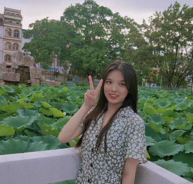 (HÀNG SẴN) Váy hoa nhí xòe ngắn đuôi cá cổ V dọc khuy style Retro cá tính Hong Kong | BigBuy360 - bigbuy360.vn