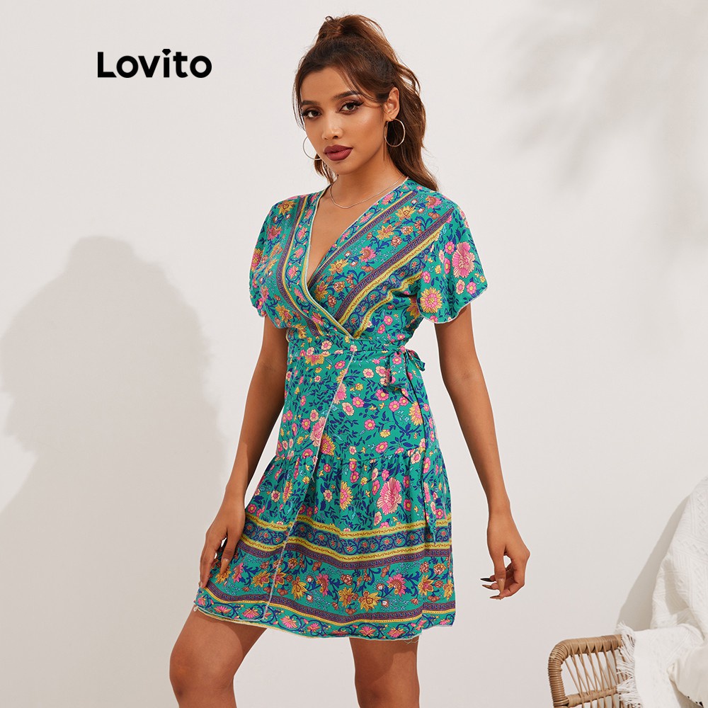 Váy Lovito họa tiết hoa phong cách boho cổ chữ V phối dây buộc L13X006 (màu xanh lục)