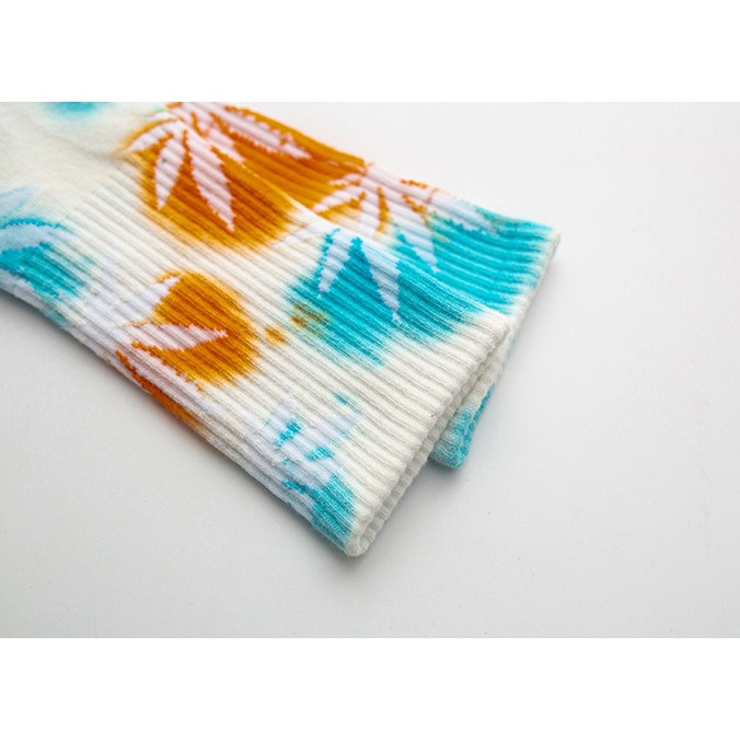 Vớ cao cổ nhiều màu hình chiếc lá phong cách thể thao, trẻ trung và năng động cho cả Nam và Nữ.