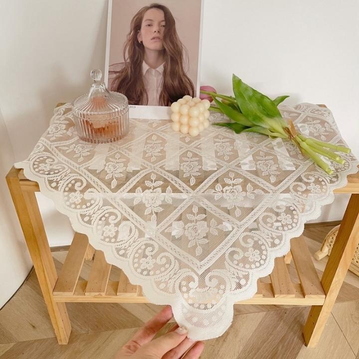 Khăn trải bàn ren trắng shop Doris phong cách retro nhẹ nhàng, decor phòng giá kệ, phòng ngủ, nhiều kích thước