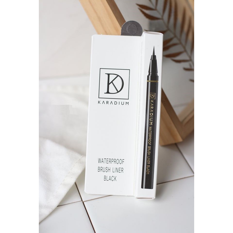 Bút Dạ Kẻ Mắt Nước Karadium Waterproof Brush Liner Black 0.55g (Bản Trắng)