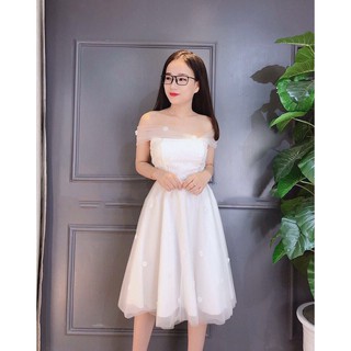Đầm trắng trễ vai xoè
