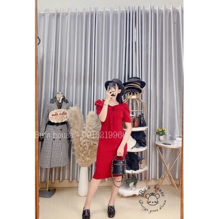 Váy đỏ tay bồng cổ xếp bèo.