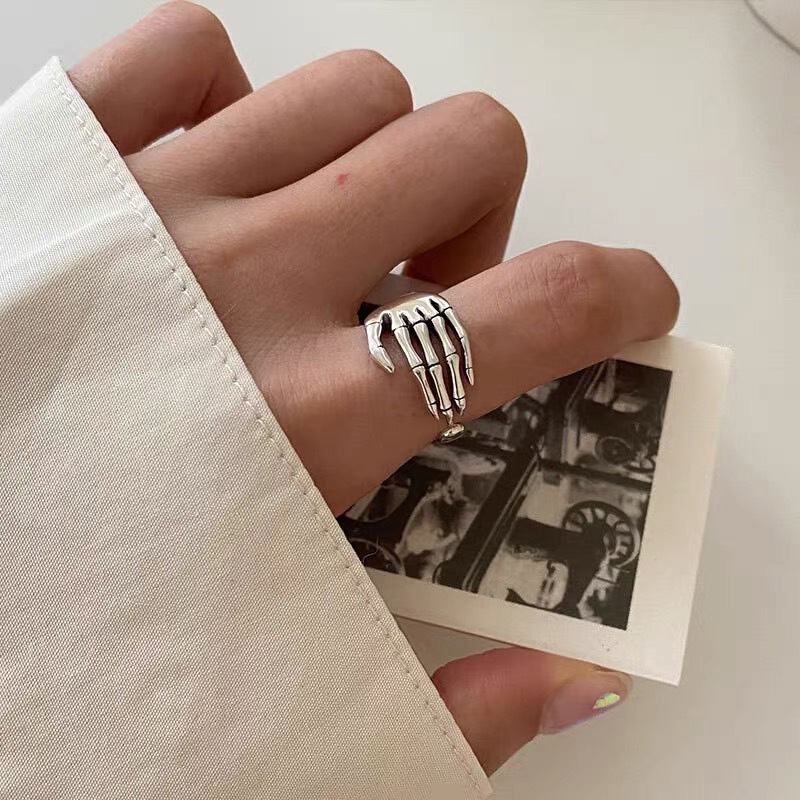 Nhẫn hợp kim hình xương bàn tay độc đáo sành điệu