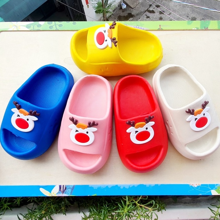 Dép bánh mì nguyên khối cho bé trai bé gái gắn hình tuần lộc vui vẻ