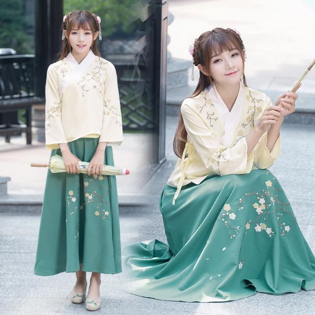Hán phục cách tân hoa mai