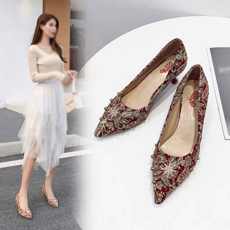 Giày cao gót mũi nhọn nữ thêu đỏ thanh lịch phong cách Trung Quốc