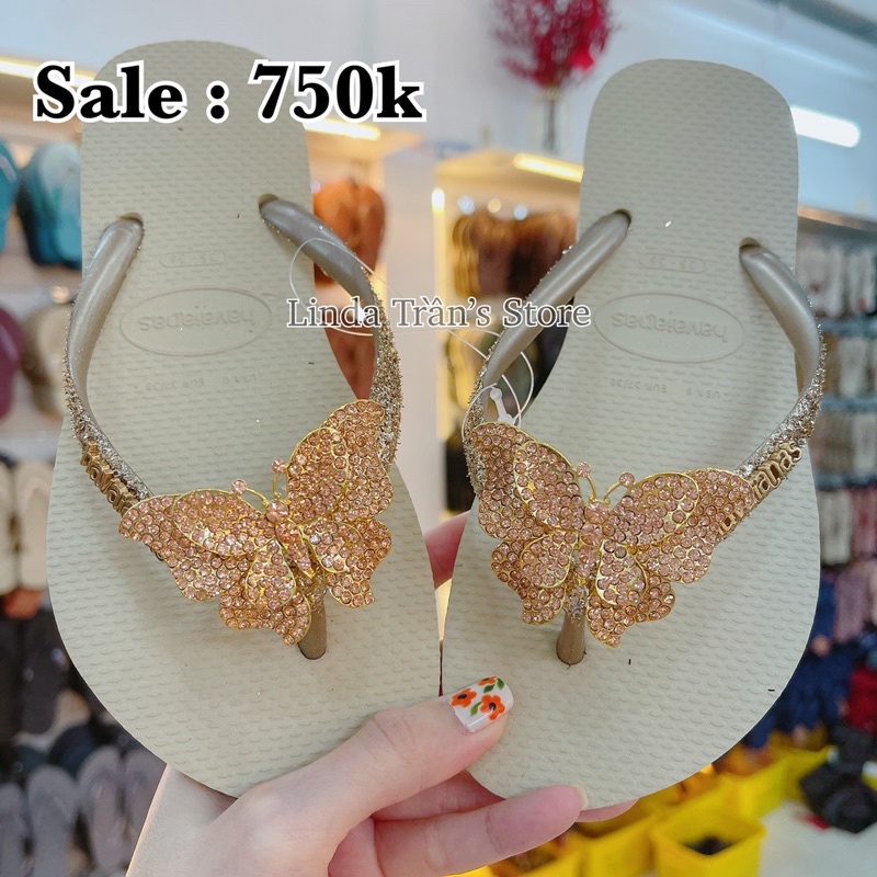 dép HVN kim tuyến gold nhạt mix charm bướm đôi trà
