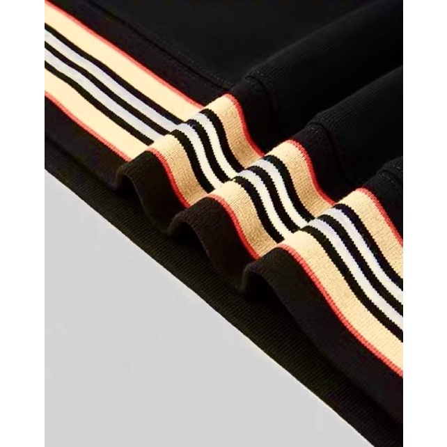 Áo len cổ tròn màu đen nam giới 2021 Mùa đông mới Thời trang đơn giản tương phản Áo len dài tay Hàn Quốc