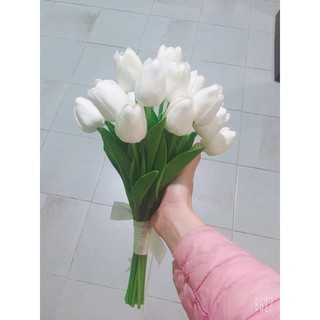 Bó hoa cưới cầm tay cô dâu, hoa chụp kỷ yếu Tuylip trắng tinh khôi , sang trọng.Thanh tao, nhã nhặn để được lâu dài.