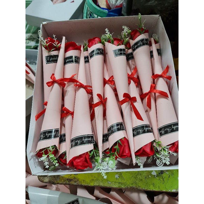 Sáp 1 bông ốc quế kèm hoa châm