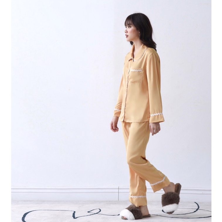Đồ Bộ Pijama Nữ 𝐋𝐈𝐋𝐀𝐒 𝐁𝐋𝐀𝐍𝐂 Họa Tiết Viền Trẻ Trung, Kiểu Dáng Dài Tay, Quần Dài, Chất Liệu Lụa Cao Cấp  | Màu Vàng