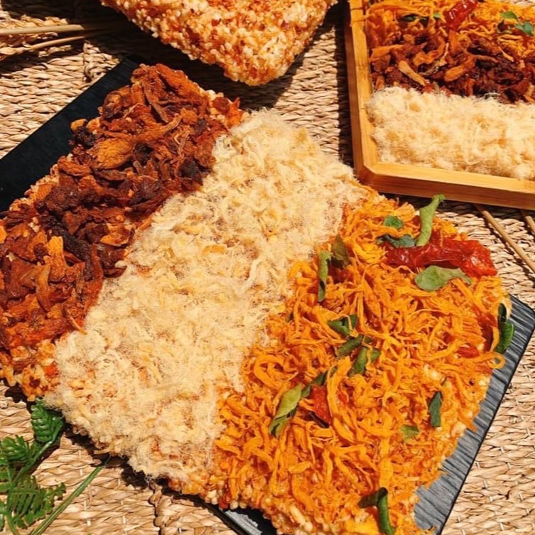 Cơm cháy mix vị khô gà, khô bò, chà bông heo, mực sợi hấp dừa, rong biển cháy tỏi, hành phi