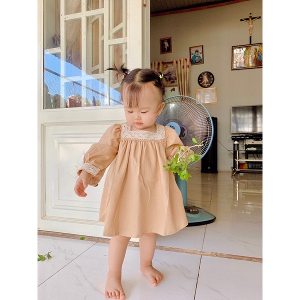 Váy bé gái vintage thu đông màu be phối ren🥕𝑭𝑹𝑬𝑬𝑺𝑯𝑰𝑷 𝑴𝑨𝑿🥕Như Ý House- váy linen bột màu be gừng phối ren