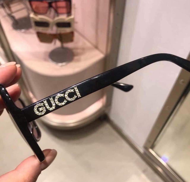 GUC CI   Gọng đen, mắt kính hồng, tay kính đính đá cực đẹp