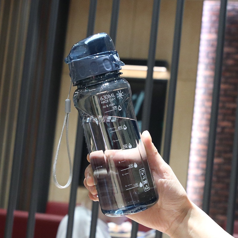 Bình Nước Thể Thao Bằng Nhựa Có Nắp Đậy Dung Tích 630ml