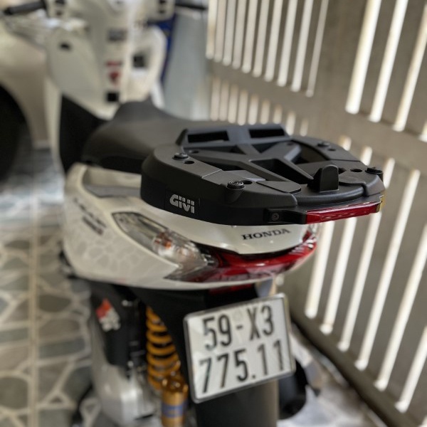 Đế thùng sau GIVI M7MN-S có đèn led cảnh báo nhựa PP nguyên sinh gắn thùng sau xe máy GIVI chính hãng