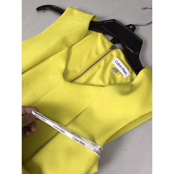 Váy Calvin Klein sát nách cổ V