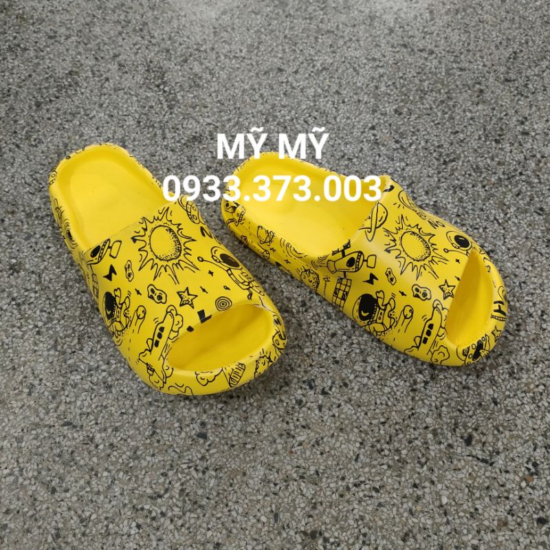 Dép bánh mì cho Nữ hình vũ trụ phi hành gia.