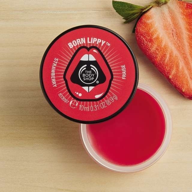 Son dưỡng ánh nhũ The Body Shop Strawberry Born Lippy lip balm