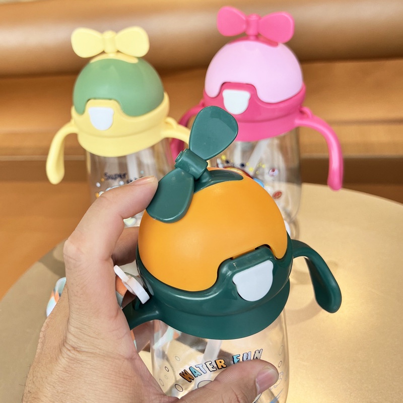 Bình nước cho bé có ống hút cute 350ml, bình hút nước cho bé có dây đeo hình chong chóng A16