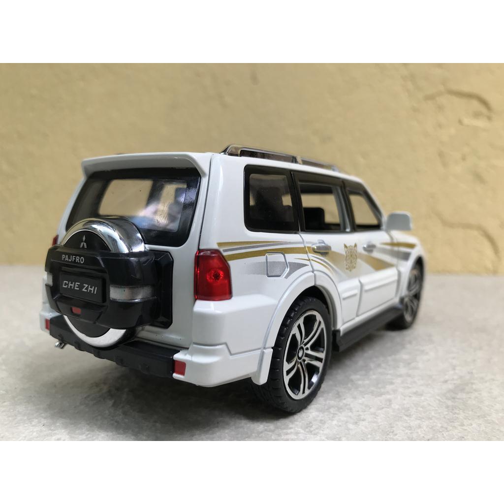​Mô hình xe Ô TÔ MITSUBISHI Pajero V93 1:32