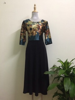 Đầm nhung phối chân xoè