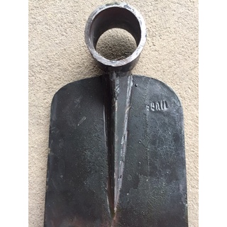 Cuốc TÂY đánh gốc rễ cây.