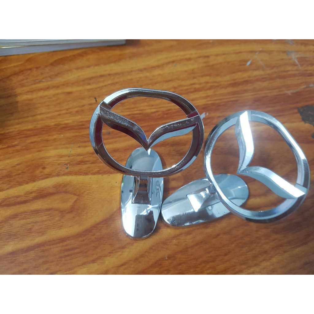 Logo Mazda gắn nắp capo phía trước mui xe