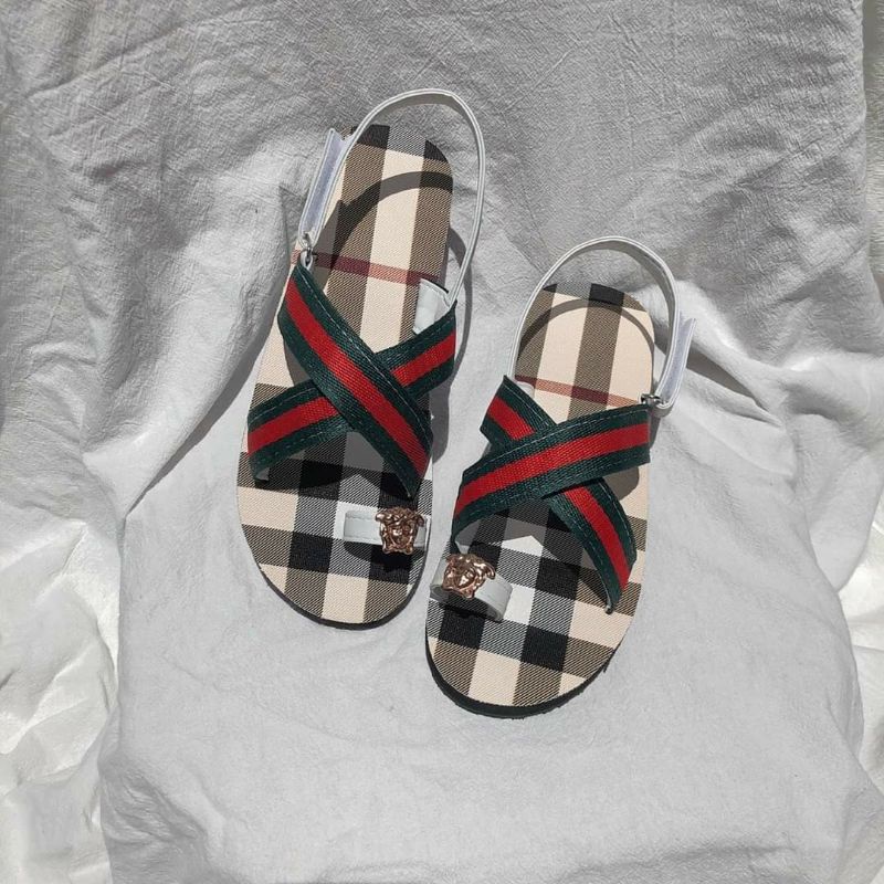 Sandal quai chéo xỏ ngón