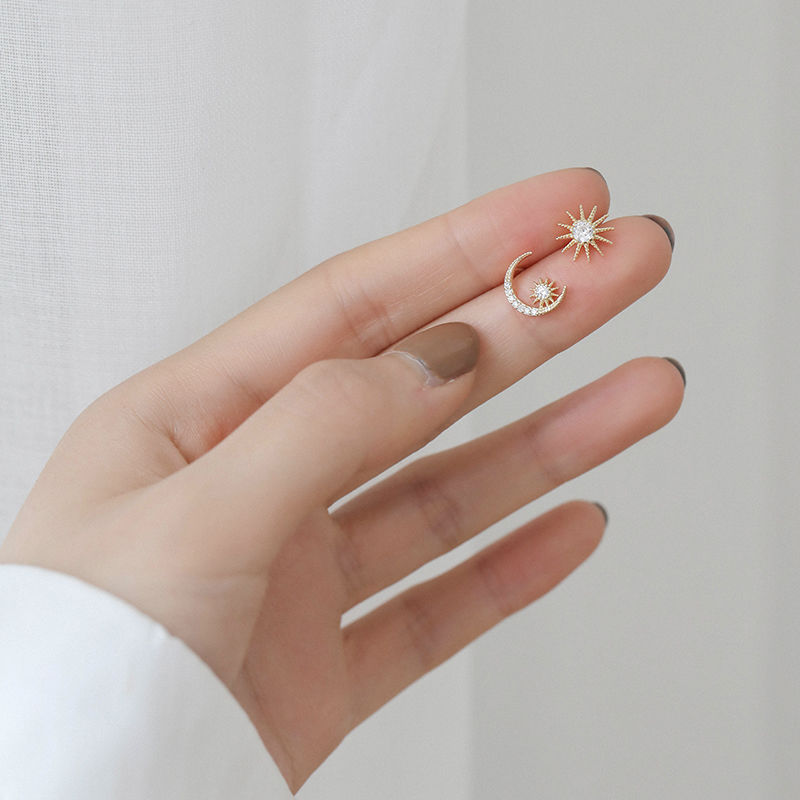 Khuyên Tai Bất Đối Xứng Hình Mặt Trăng Và Ngôi Sao