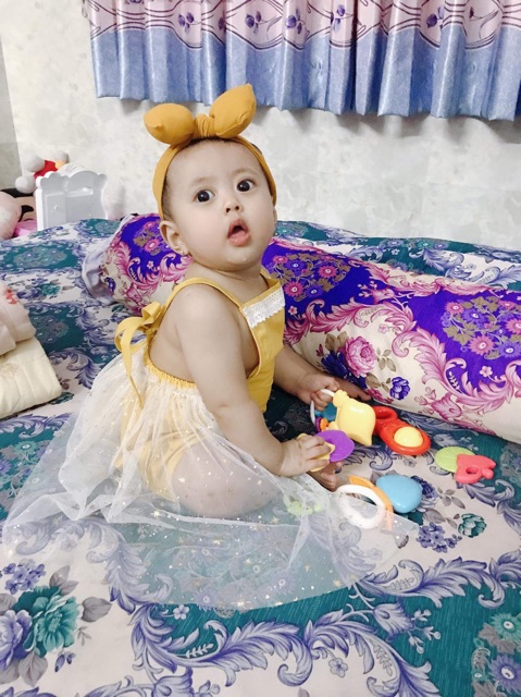 Jum vàng váy lưới cho bé