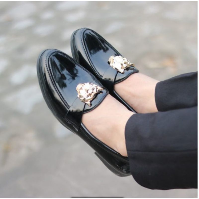 Giày Tây Nam Da Bóng Mũi Nhọn Hàn Quốc Dập Vân Ô Vuông Logo Bướm Vàng