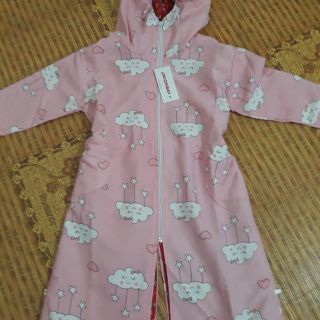 Áo chống nắng dáng choàng dành cho bé gái. Chất thô mềm k cứng nhắc đâu ạ. Hàng may 2 lớp cẩn thận. Màu sắc dễ thương
