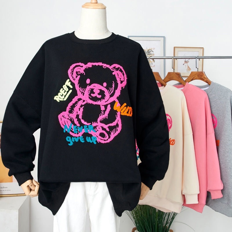 Áo nỉ cổ tròn, gấu hồng Moschino.