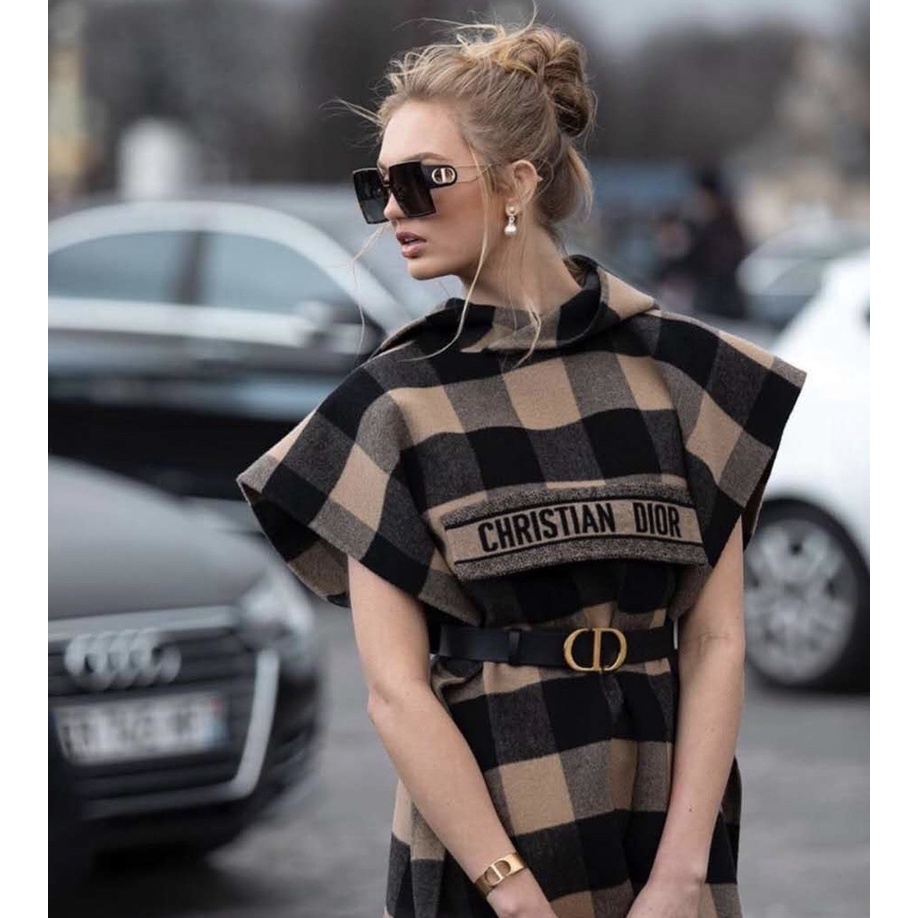 Váy, đầm cách điệu dior CD kẻ sọc, không tay, có mũ trùm đầu