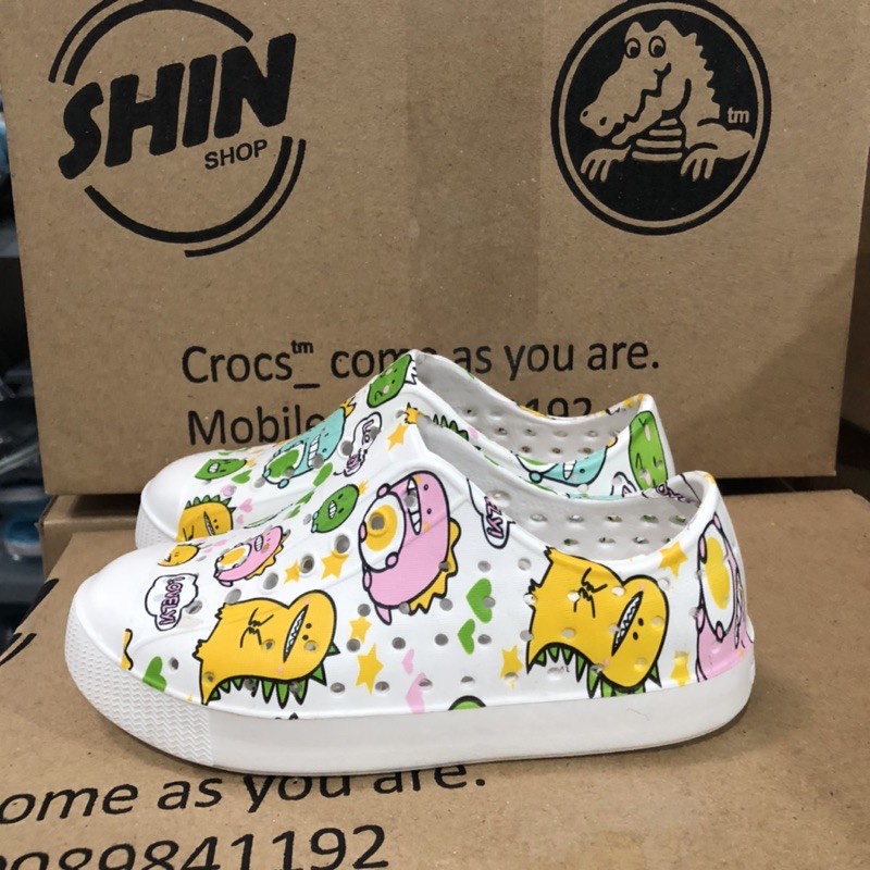 giày native cho béFREESHIPgiày native cho bé họa tiết nhiều màu NA07 tặng thêm 2 sticker cài dép
