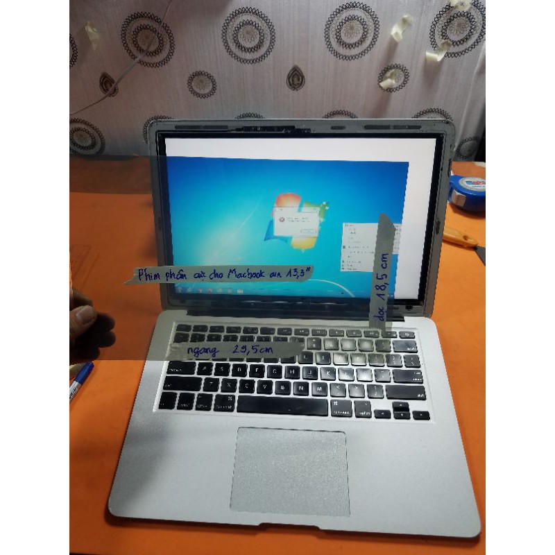 phim phân cực macbook air tặng dao,khăn lau,hướng dẫn dán