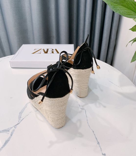 Sandal xuồng ZARA bản da quai ngang cực dễ đi, đế siêu nhẹ tôn dáng mà nhẹ tênh
Sz:35-38
Fullbox