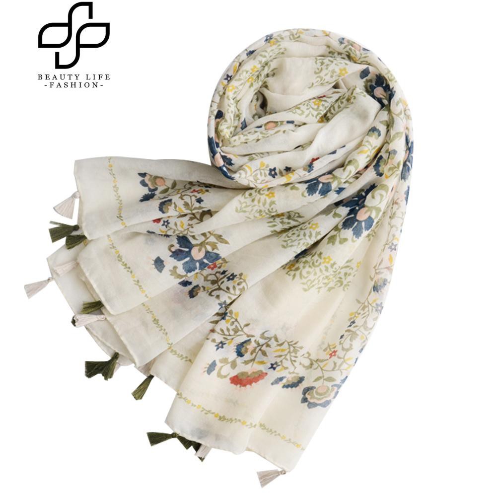 Khăn choàng cổ thiết kế phối tua rua in hoa văn cá tính